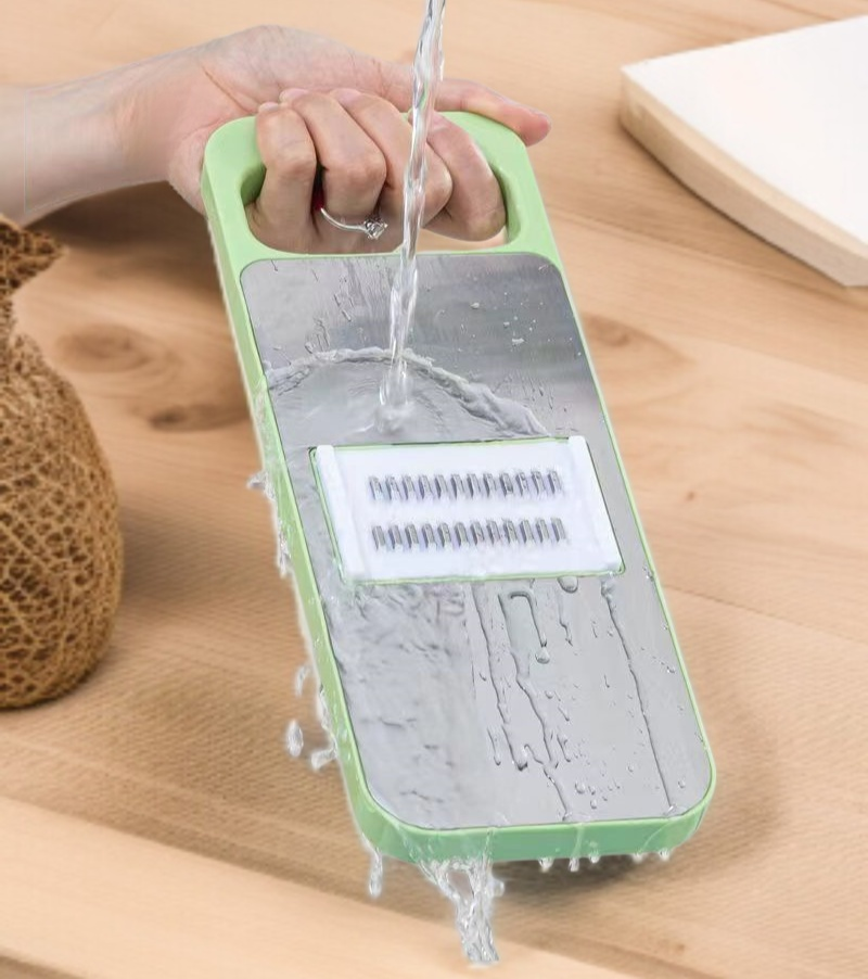 キッチンカッターを使って素早く食材をカット