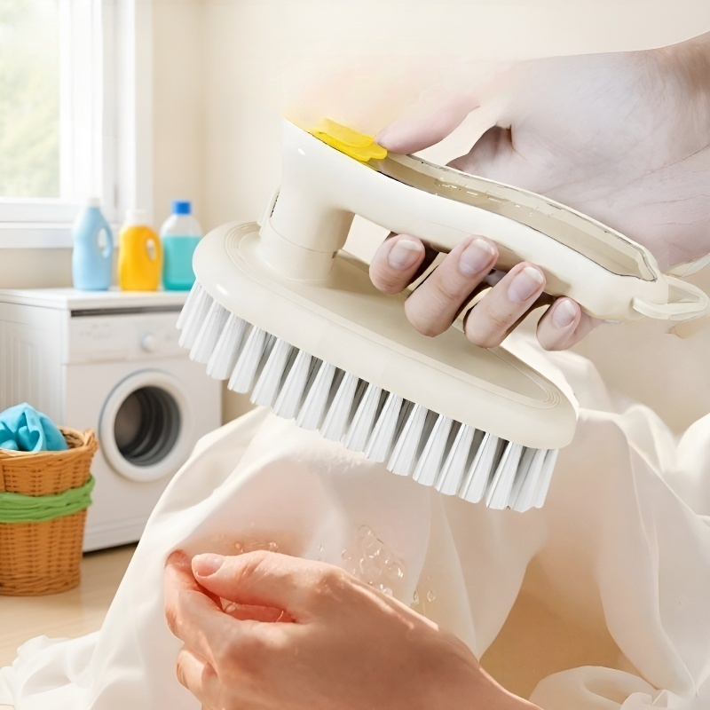 Cepillo multifuncional limpiando azulejos del baño