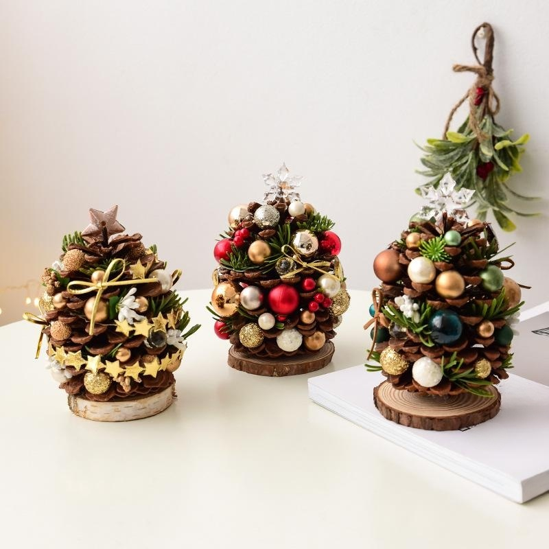 Adornos navideños de piñas