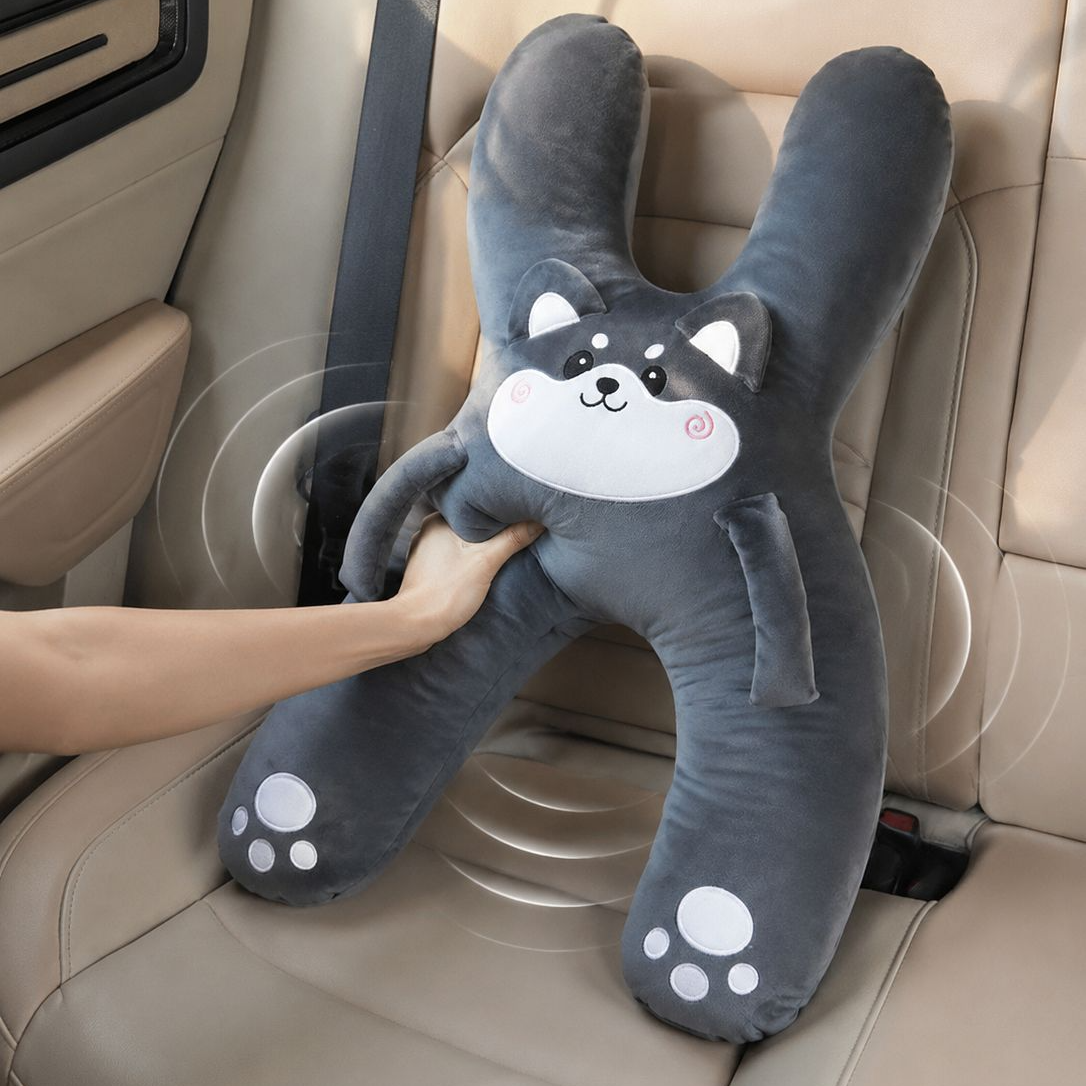 車用枕／車内睡眠用枕は、長距離ドライブをする子供にとって必需品であり、特にシートベルトで窒息を防ぐ必要がある車には欠かせません。