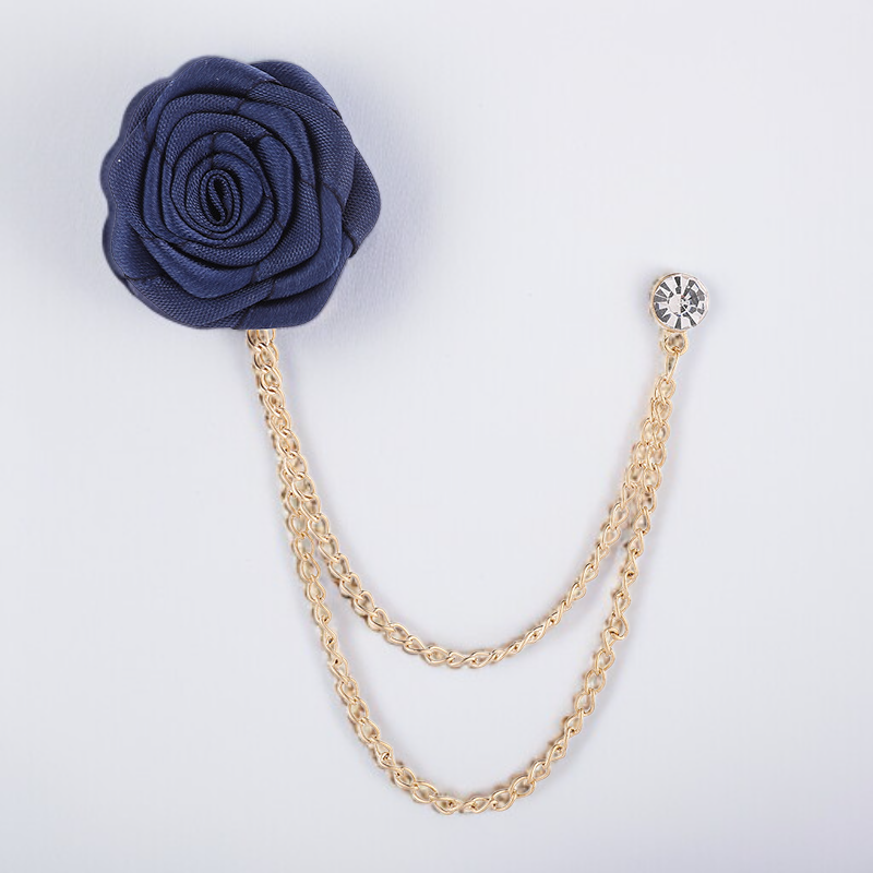 Brosche mit schwarzer Rose