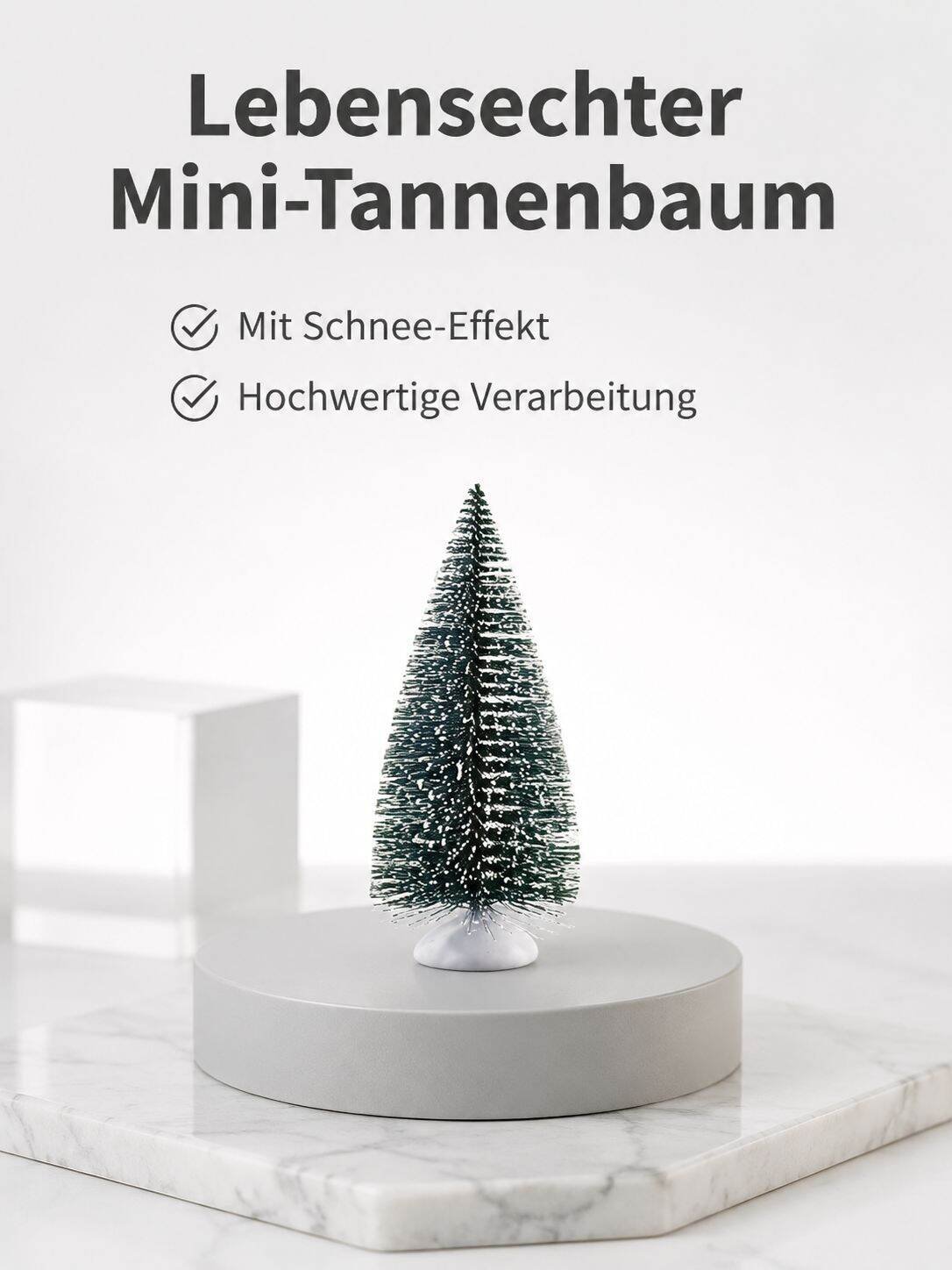 Mini-Weihnachtsbaum mit Kiefernnadeln und schneebedeckten Kiefern, ein kleiner grüner Weihnachtsbaum