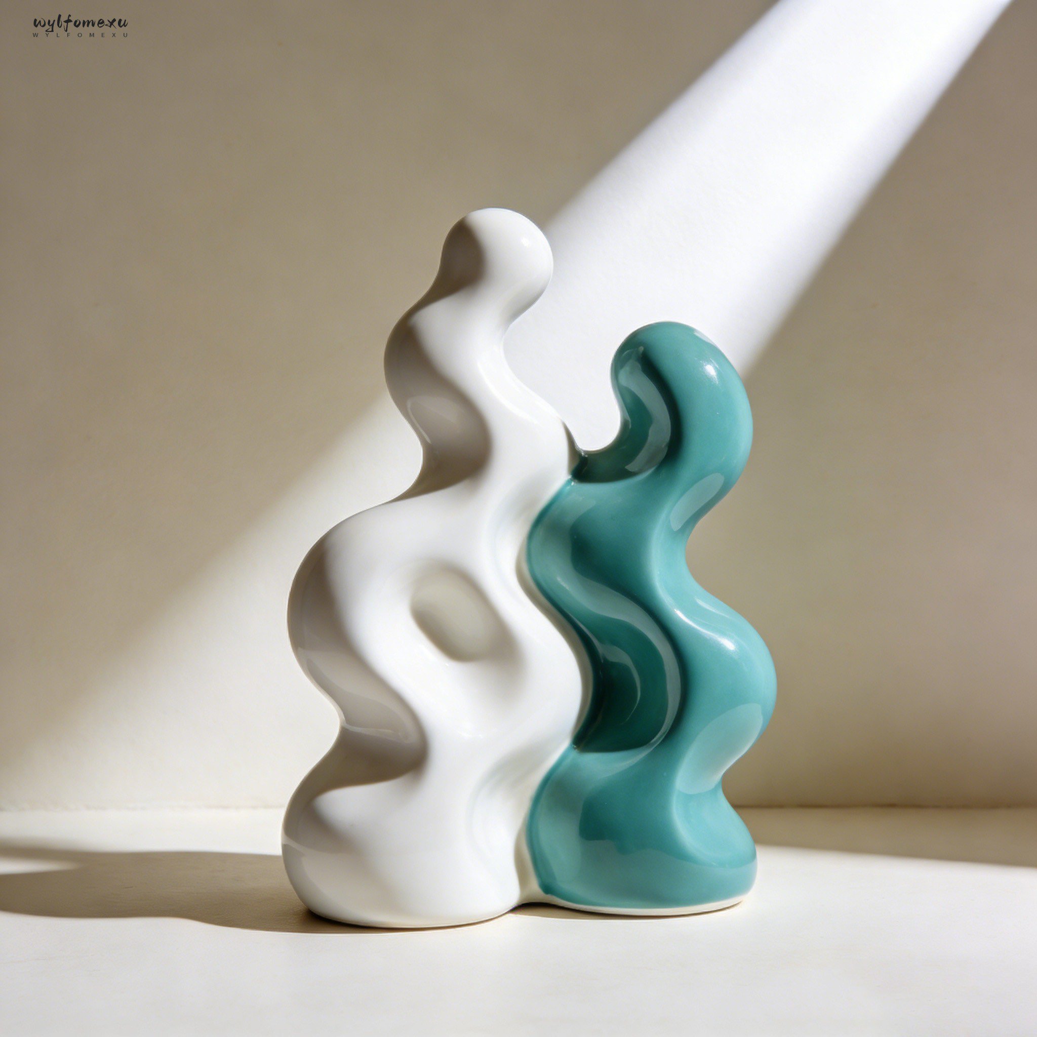 Prosta skandynawska ceramiczna waza na biurko