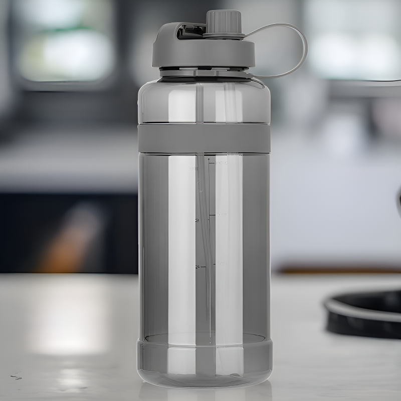 Botella de agua de plástico portátil de gran capacidad con pajita.