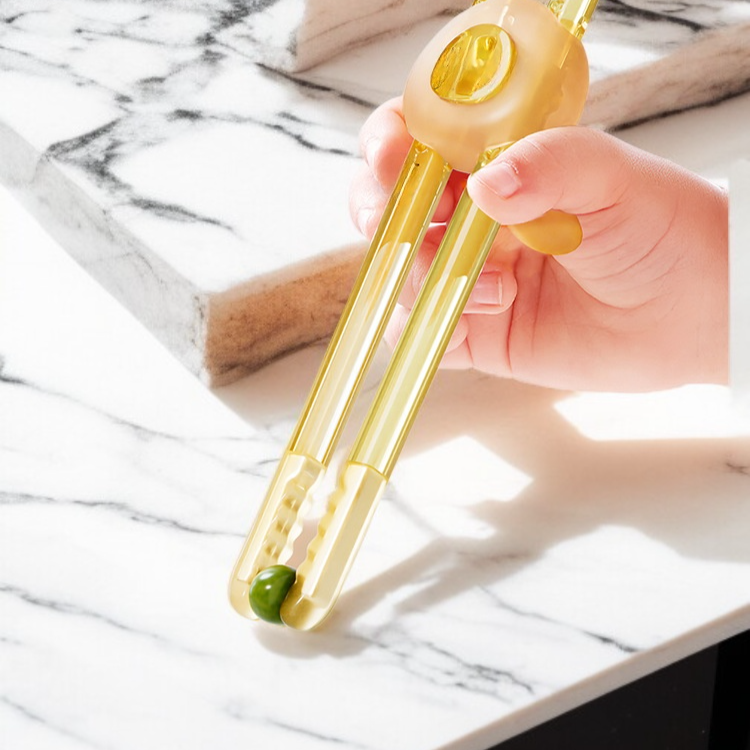 赤ちゃんの離乳食トレーニング箸