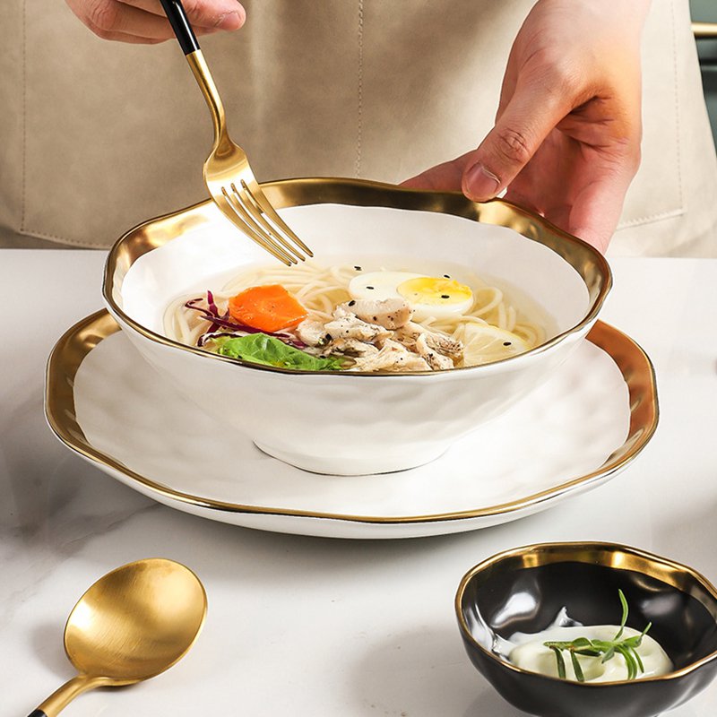 Cuenco redondo de porcelana con borde dorado