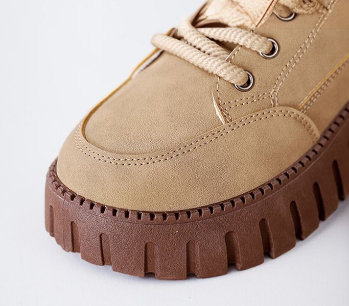 アウトドアに最適なコンバットブーツの横向き写真