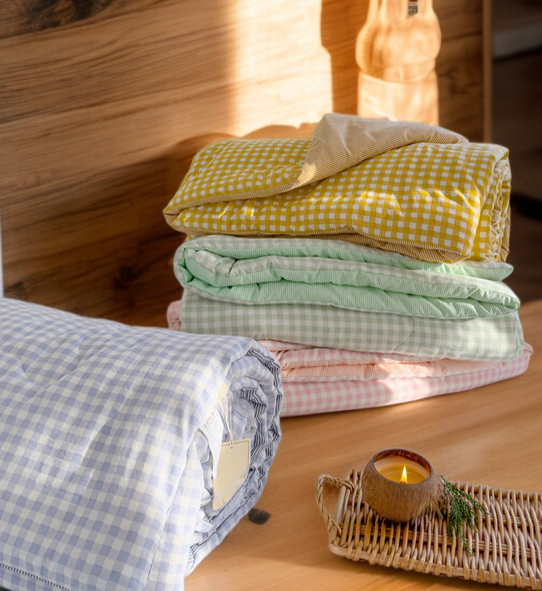 Cotton plaid blanket suitable for hot weather