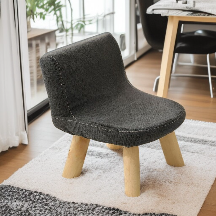 Silla pequeña de madera para niños