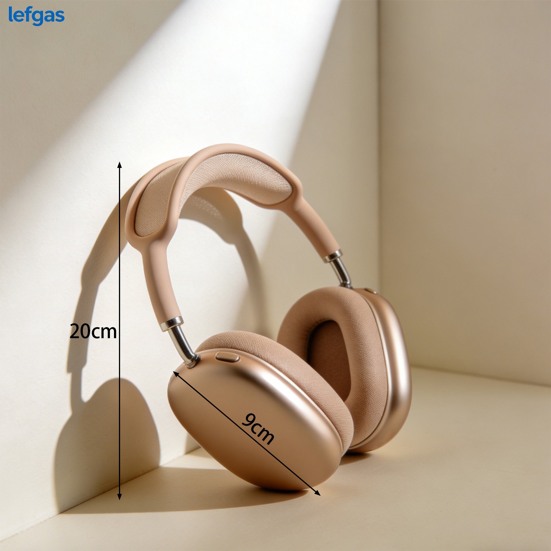 高音質ヘッドフォンで音楽を楽しむ女性