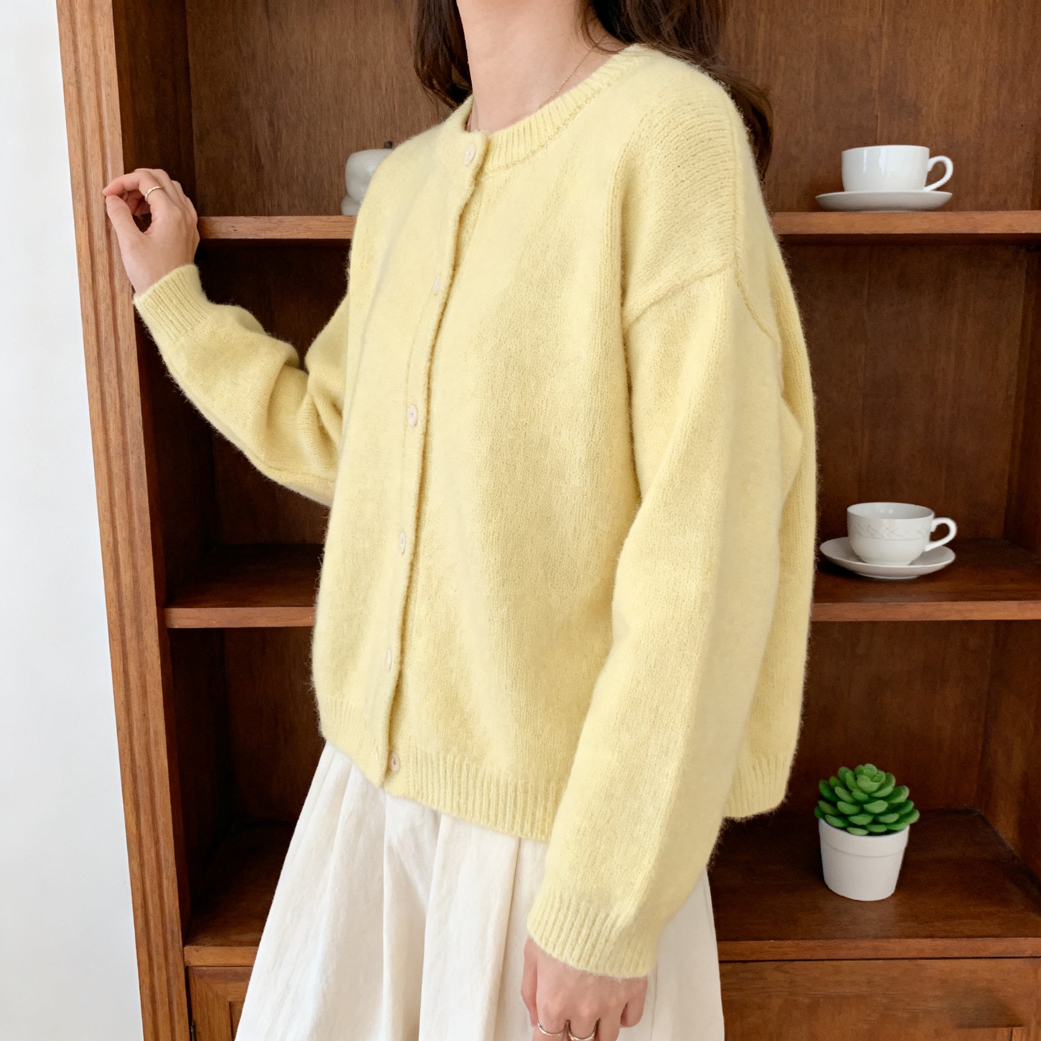 연노랑색 니트 재킷 착용 예시