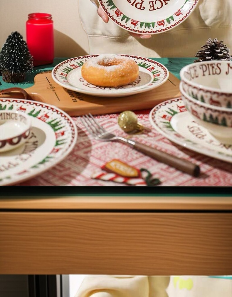 صحون سيراميك ملونة لاحتفالات عيد الميلاد