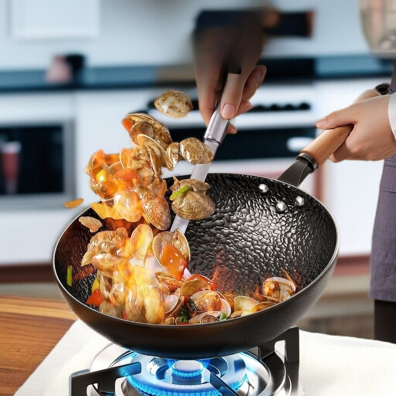 Lebensmittel im Antihaft-Gusseisentopf zubereitet