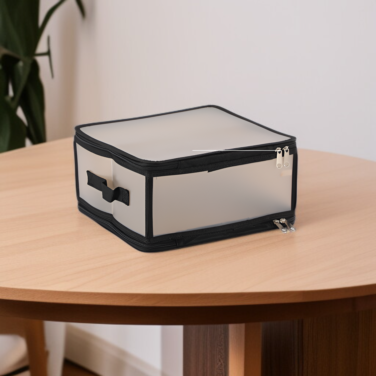 투명 수납함 내부 모습과 넉넉한 공간