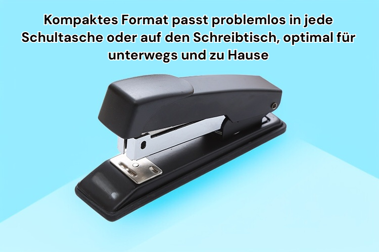 Heftgerät in der Hand eines Schülers