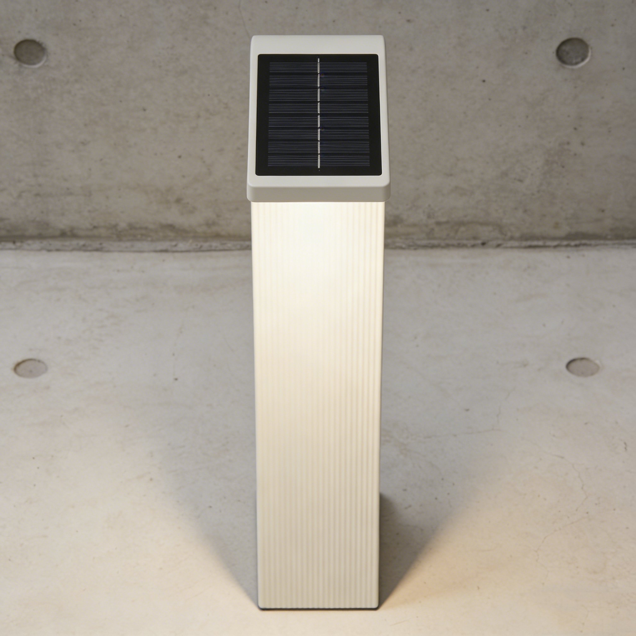 ソーラー充電式テーブルライトの全体画像