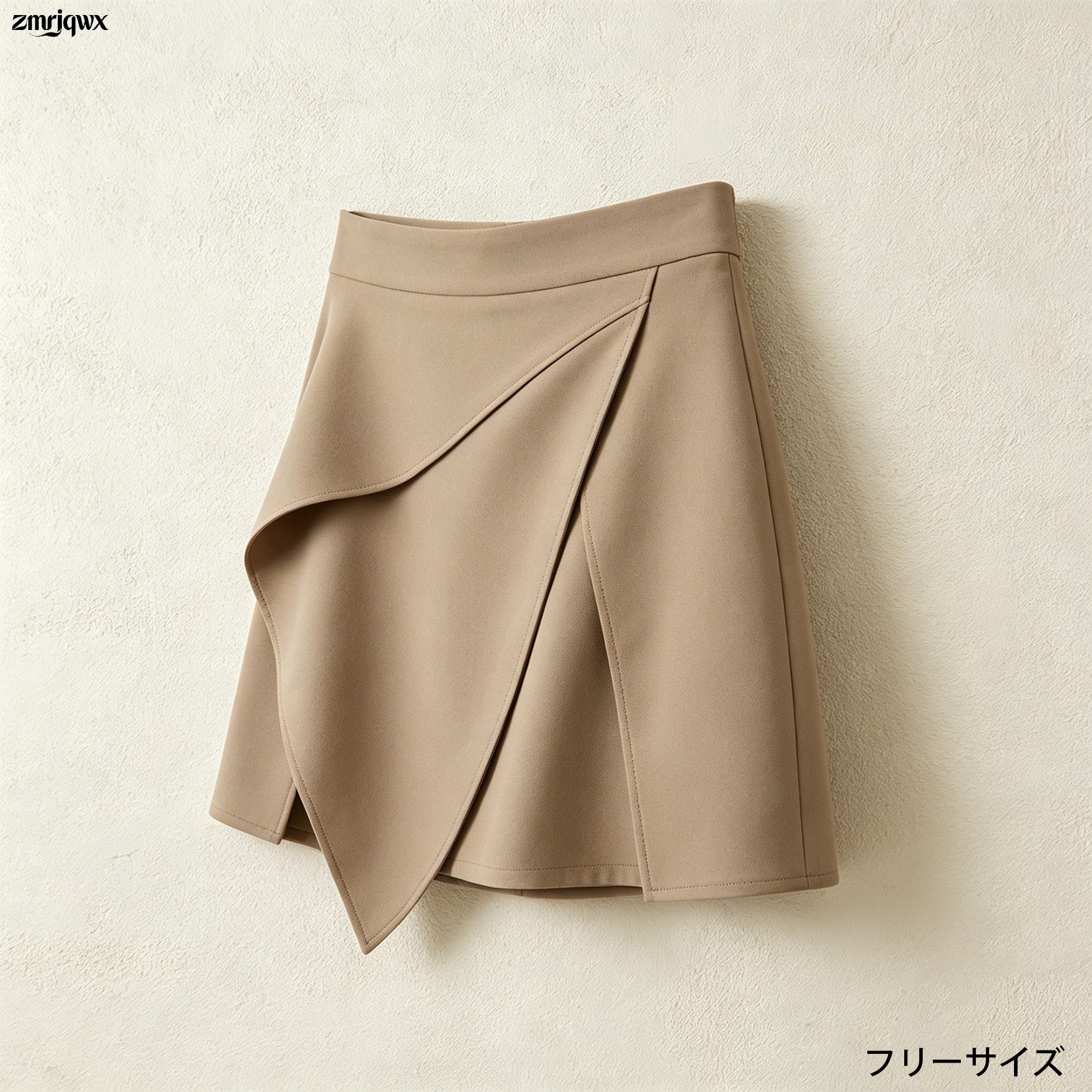 スタイリッシュなデザインのミニスカート