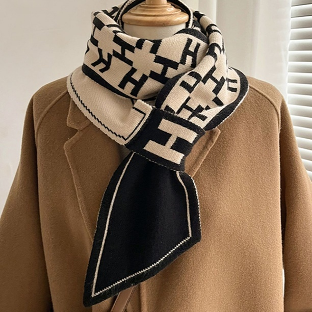 Knitted wool crossover short scarf