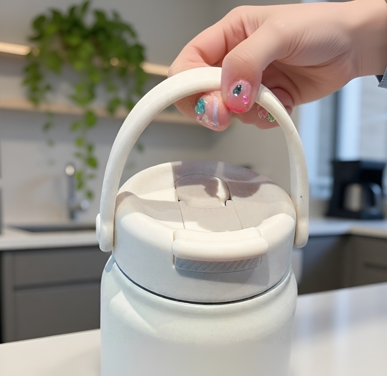 Termo resistente con tapa hermética y pajita integrada