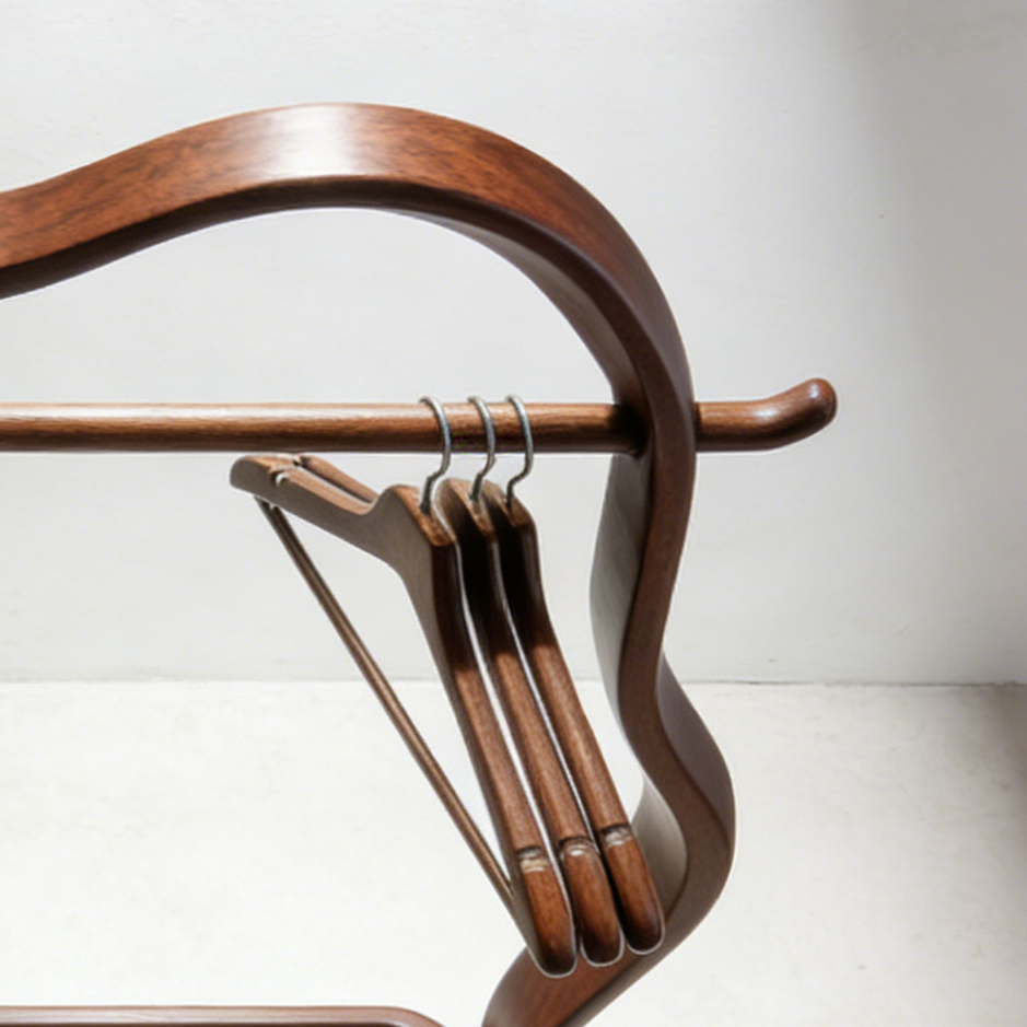 省スペース設計の木製ハンガースタンド