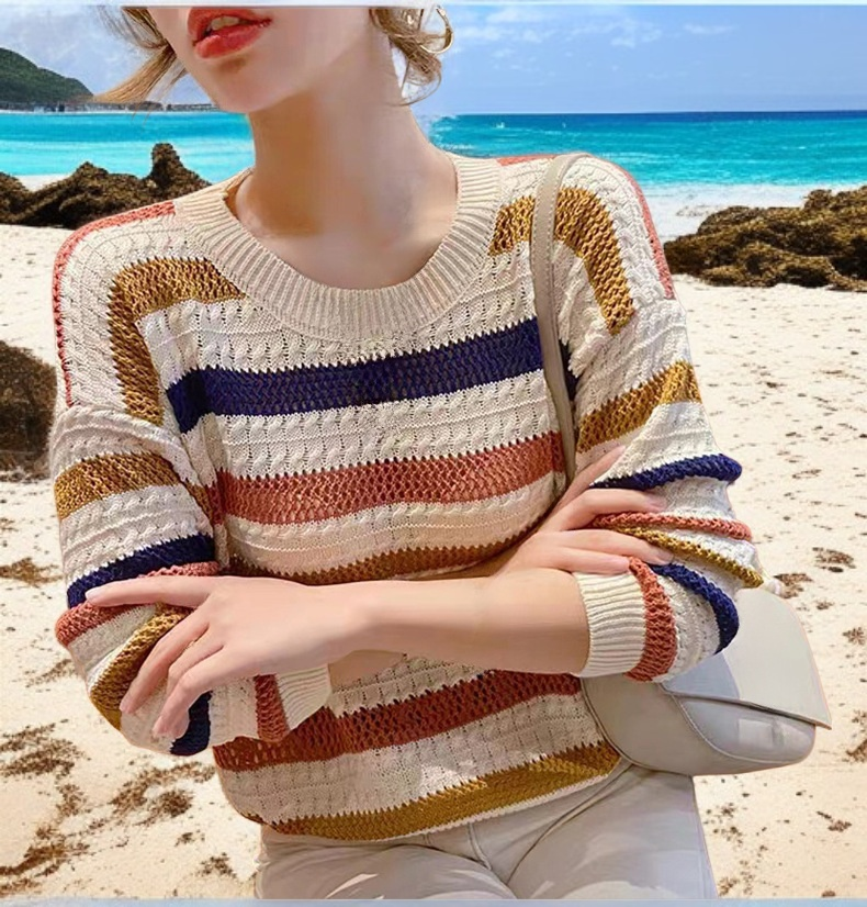 柔らかな素材のストライプセーター