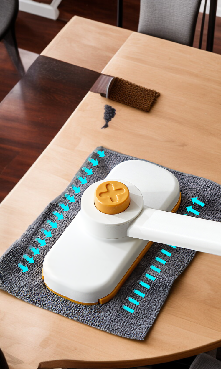 작은 밀대로 욕실 바닥 닦는 장면