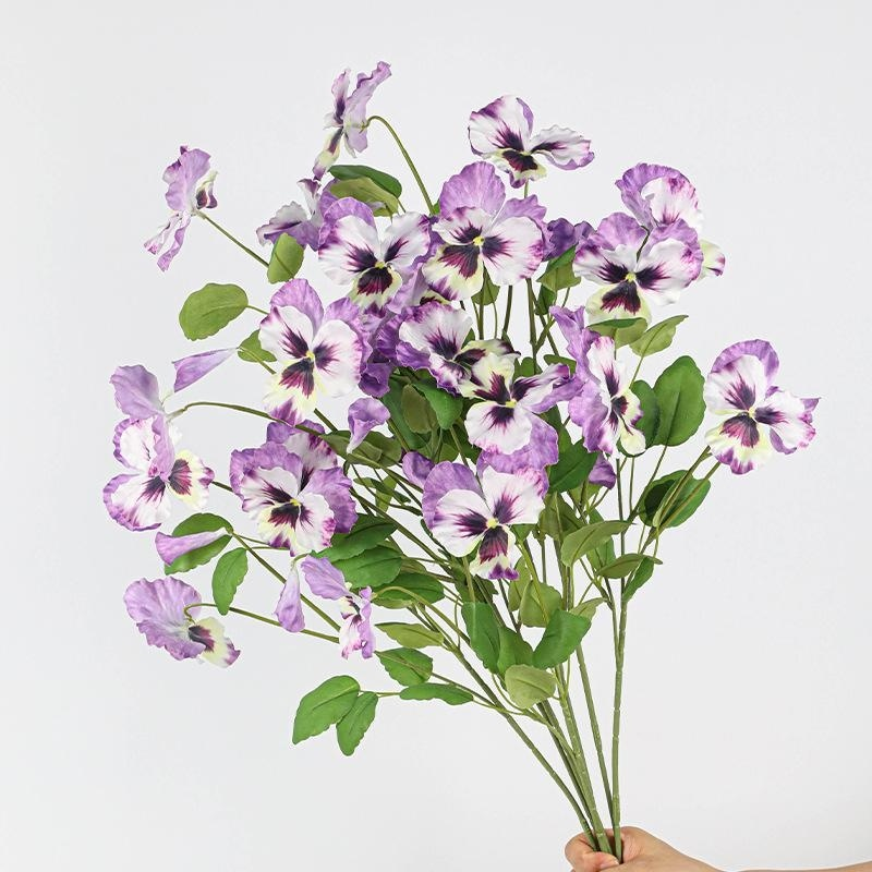 Simulierte dreifarbige Blumendekoration