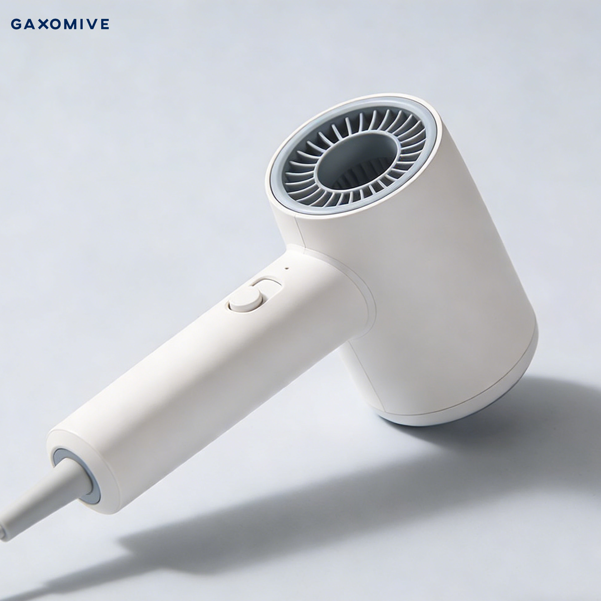 速乾ヘアドライヤーで髪を乾かす女性