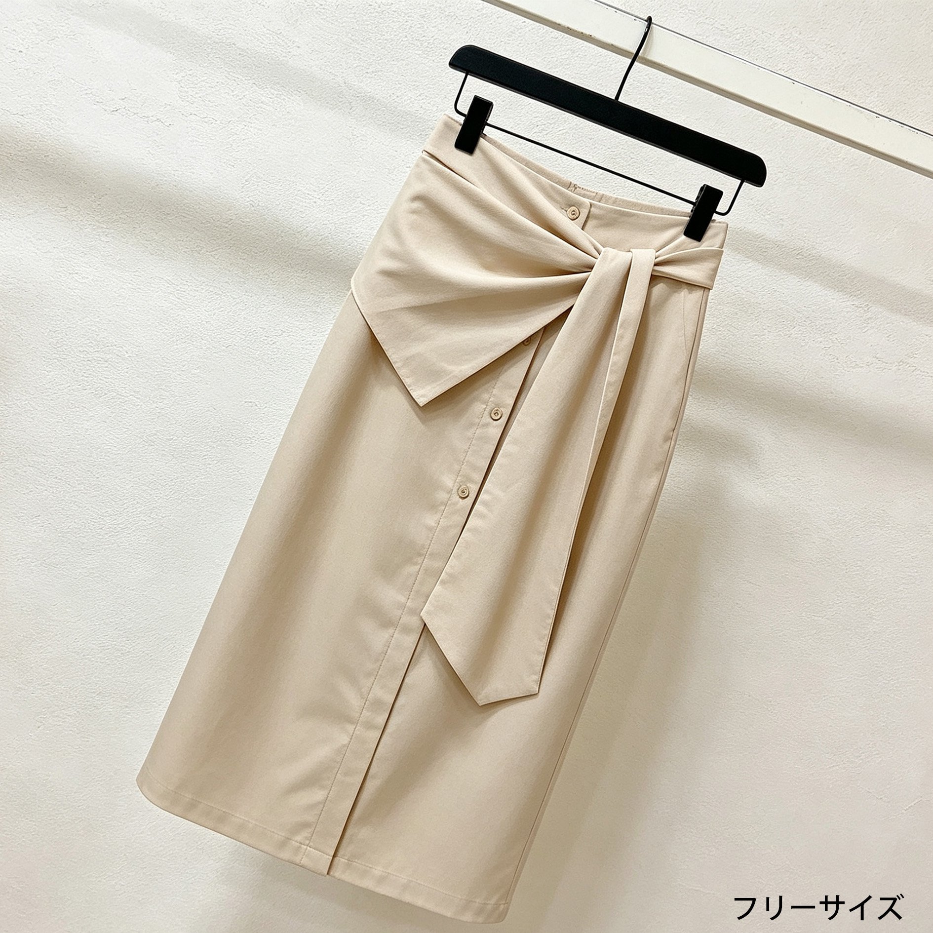 女性モデルが着るカーキ色ミディスカート