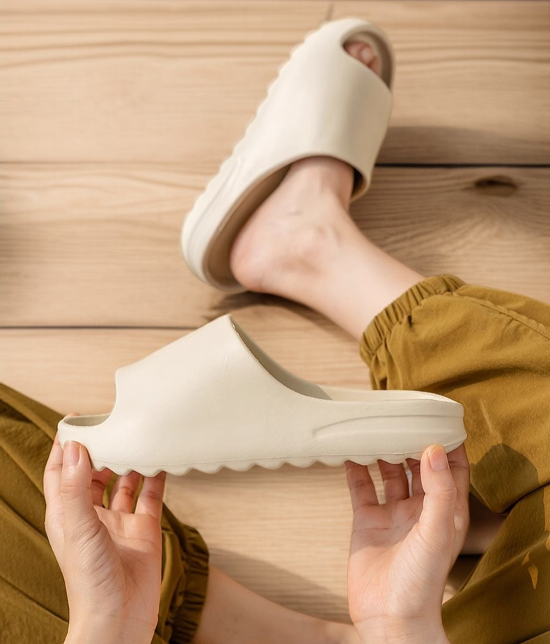 미끄럼 방지 밑창이 강조된 슬리퍼 바닥