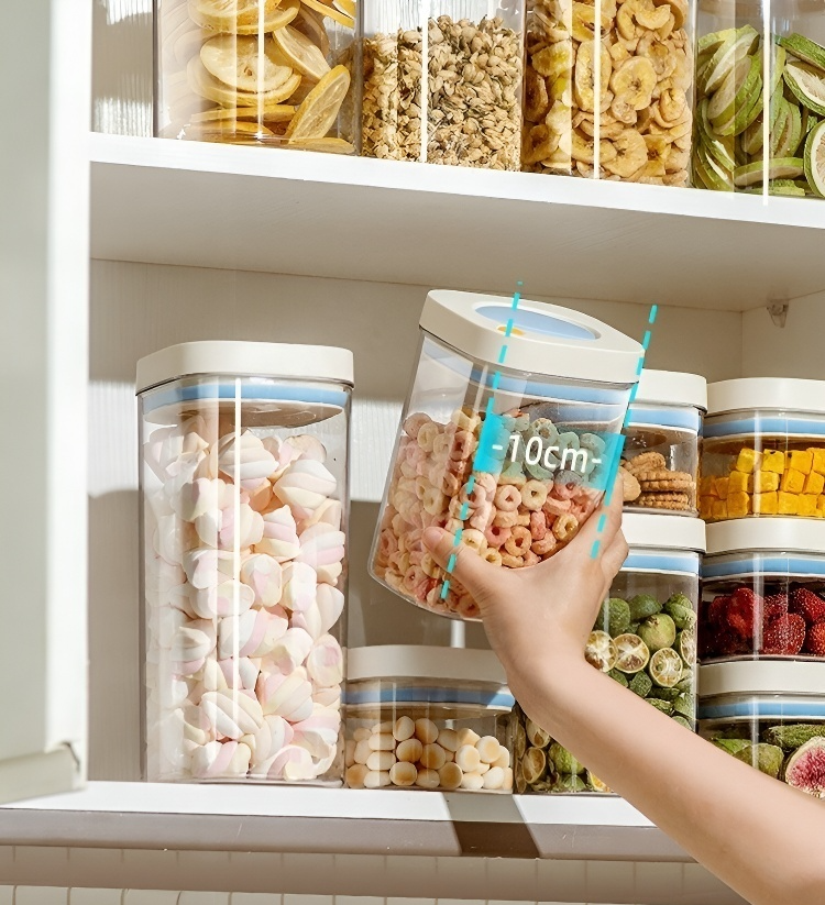 곡물 저장 항아리에 담긴 신선한 쌀