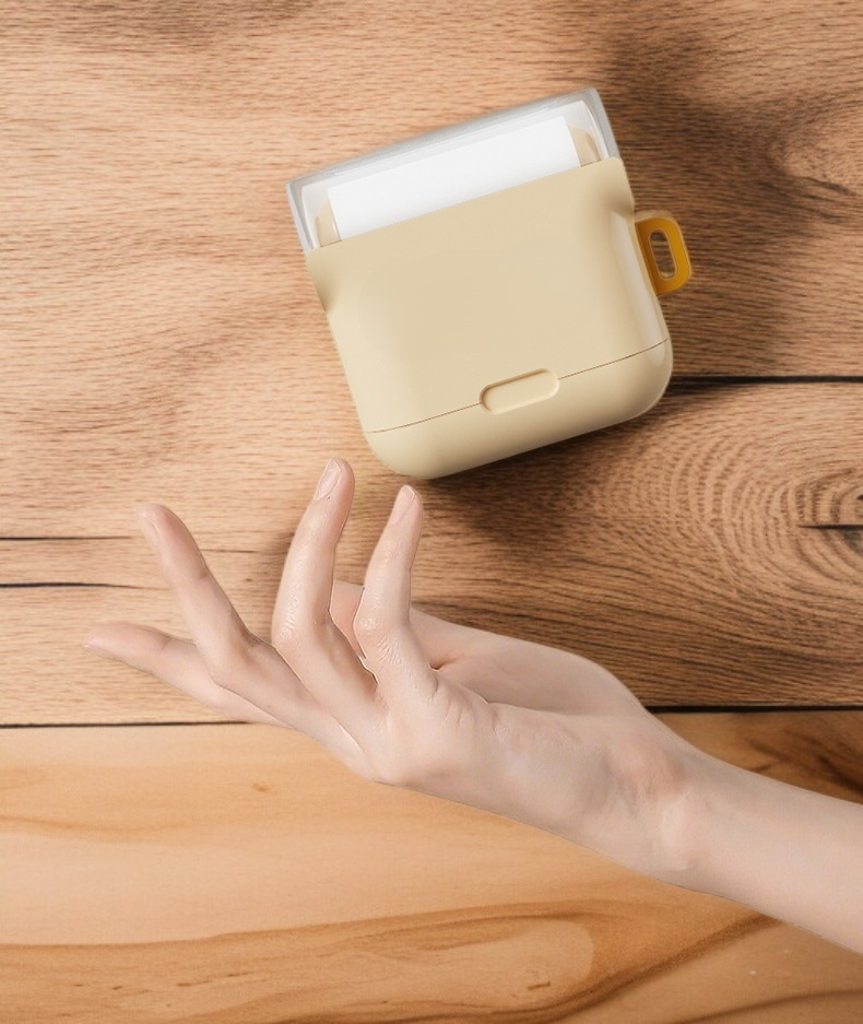 경량 디자인의 보풀 제거기 사용 모습