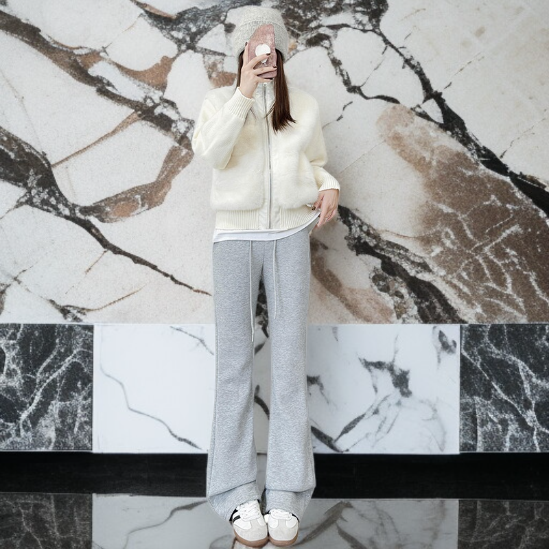 秋冬にぴったりの、スリムフィットのハイウエストフレアフリース裏地スウェットパンツ