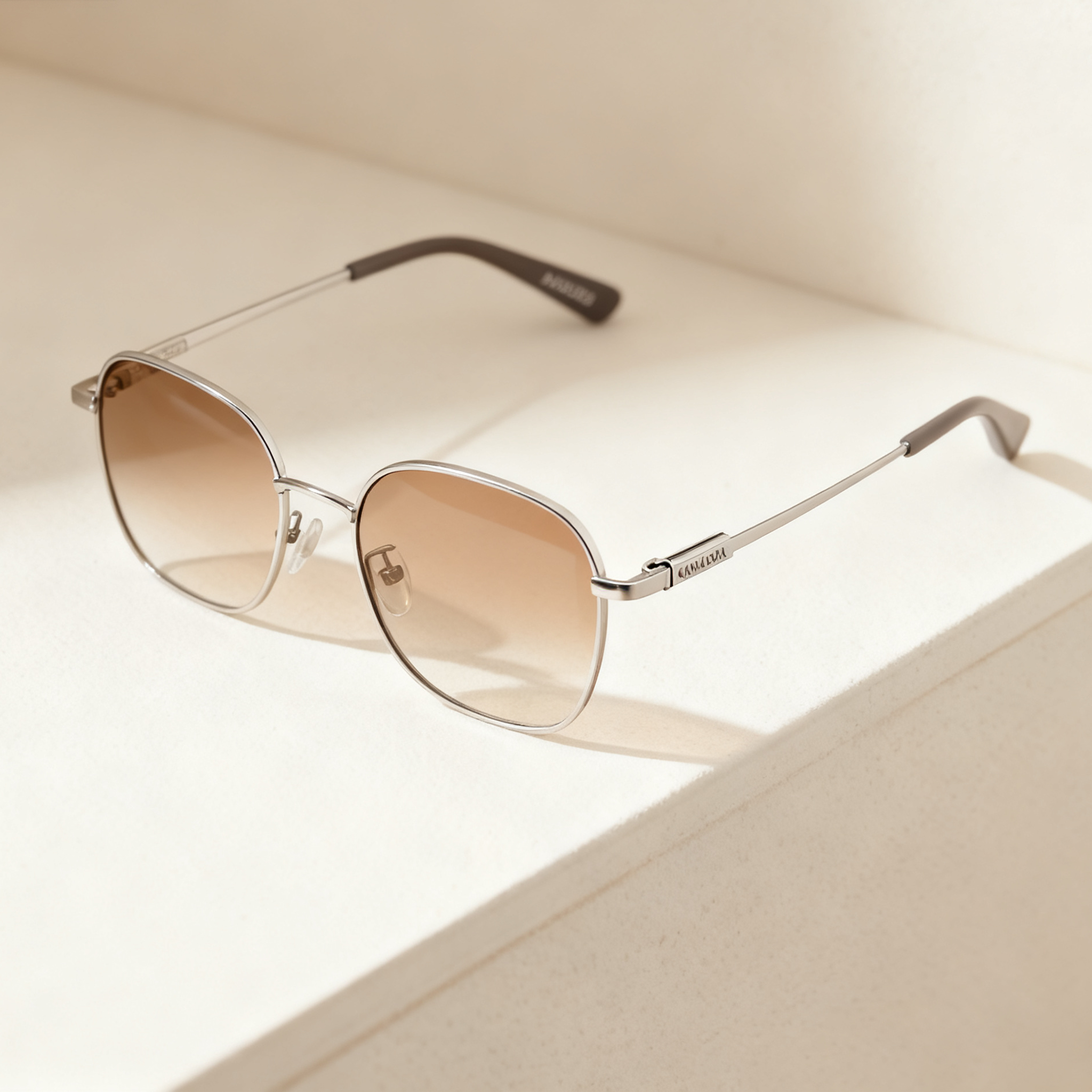 고급스러운 금테가 돋보이는 선글라스 프레임