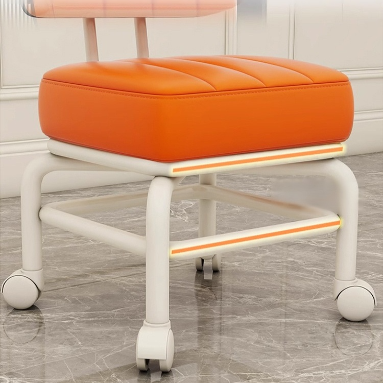 사방으로 회전하는 바퀴가 달린 조용한 벤치