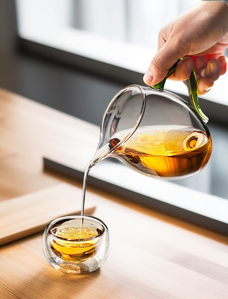 세련된 손잡이가 있는 유리 티팟 상단 뷰