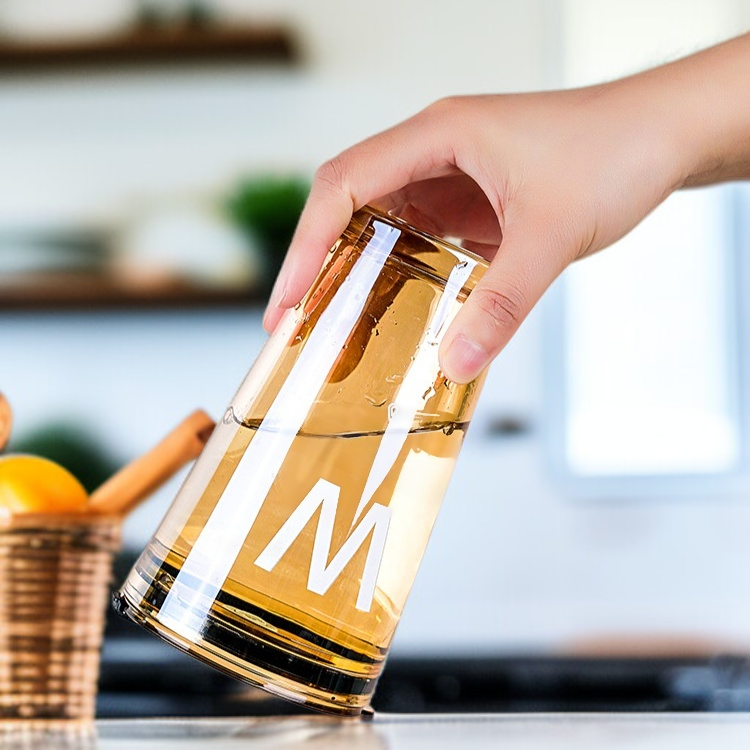 niedlicher Saftgetränkebecher