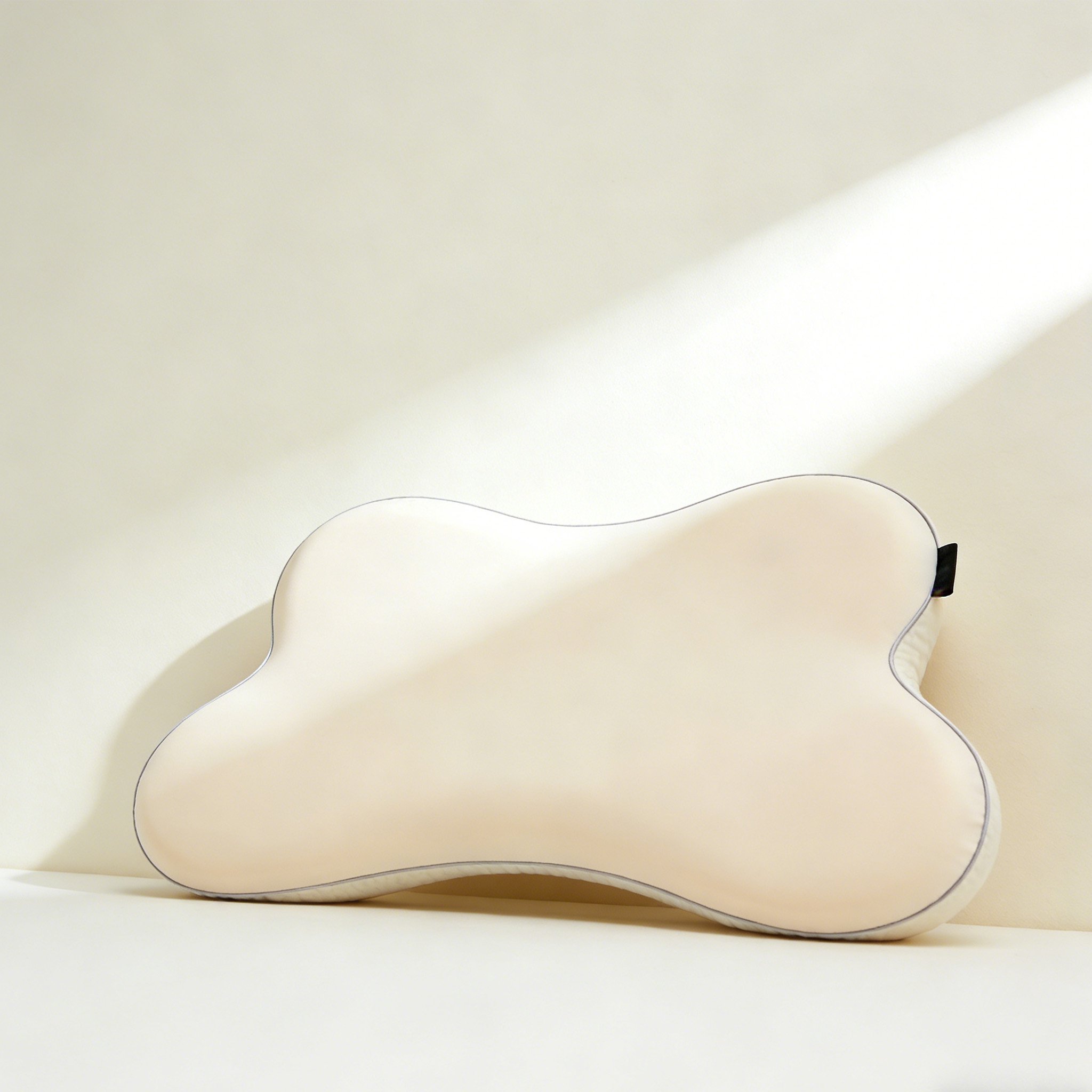 인체공학적 디자인의 라텍스 베개