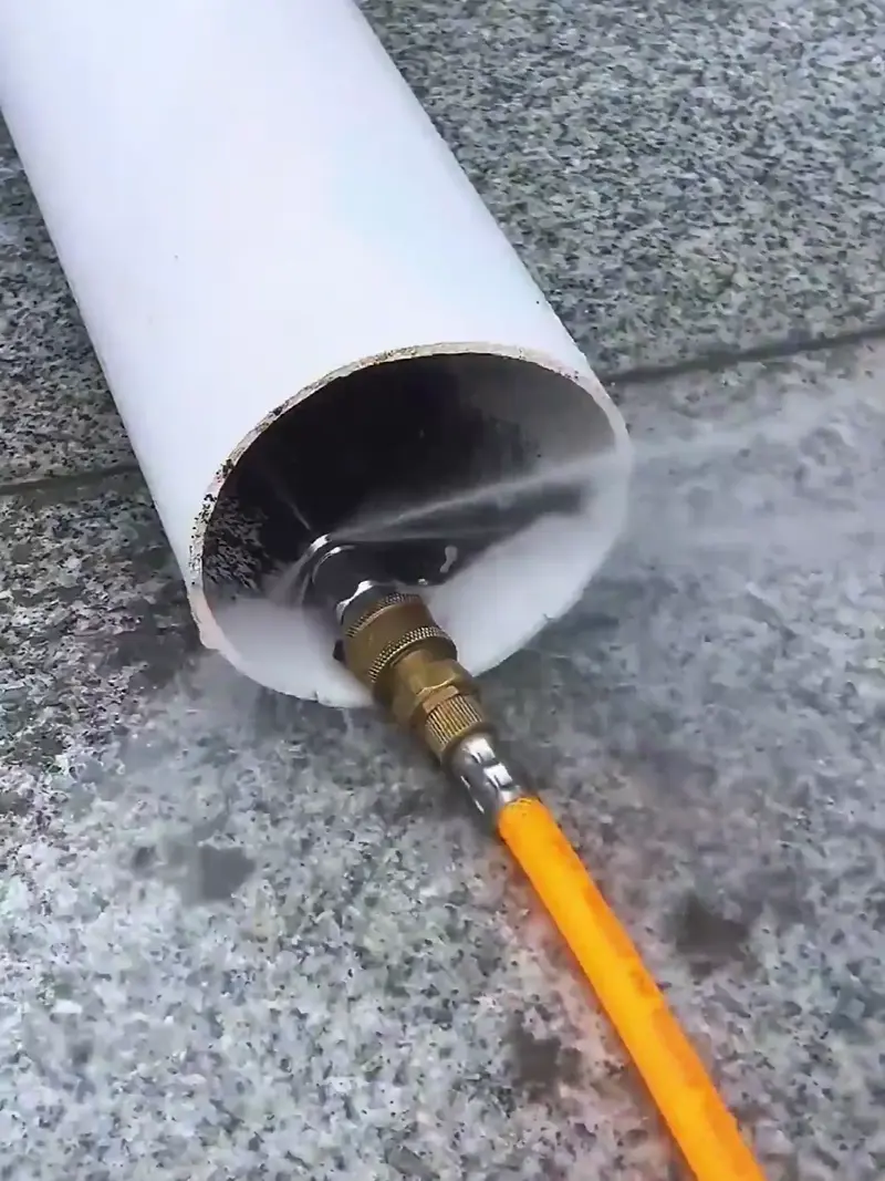 Sada pro čištění a uvolnění vysokotlakým potrubím s tryskou „Jedním stiskem čisté“ vodní krysy