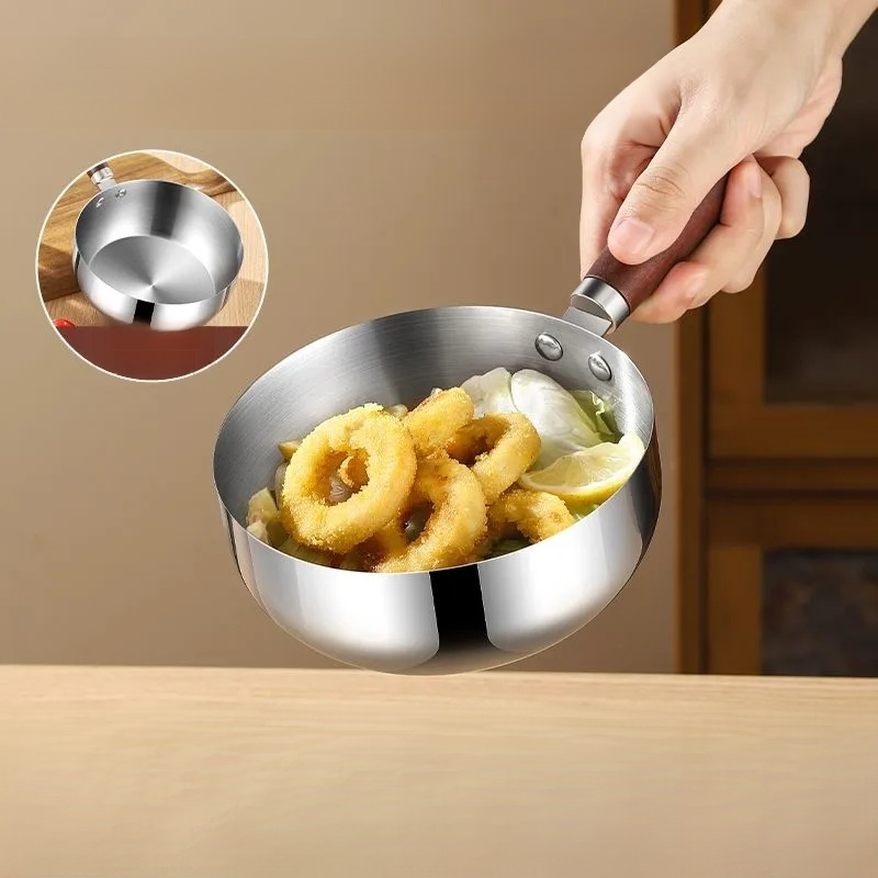 Luxusní mléčný hrnec se zlatou rukojetí a salátová mísa