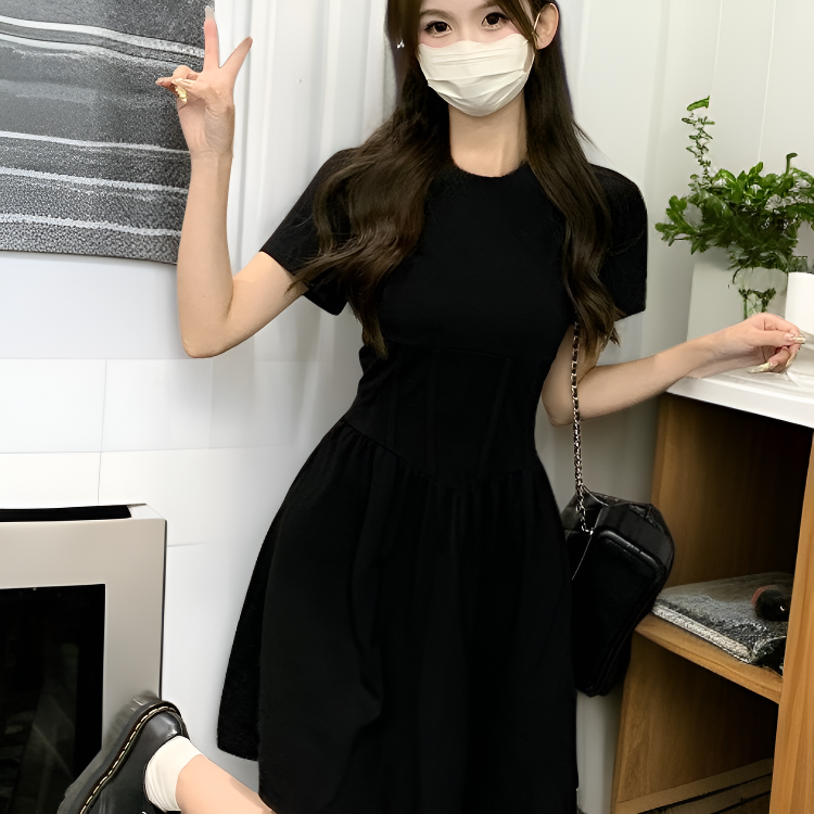 夏におすすめの小柄女性用ブラックショートワンピース
