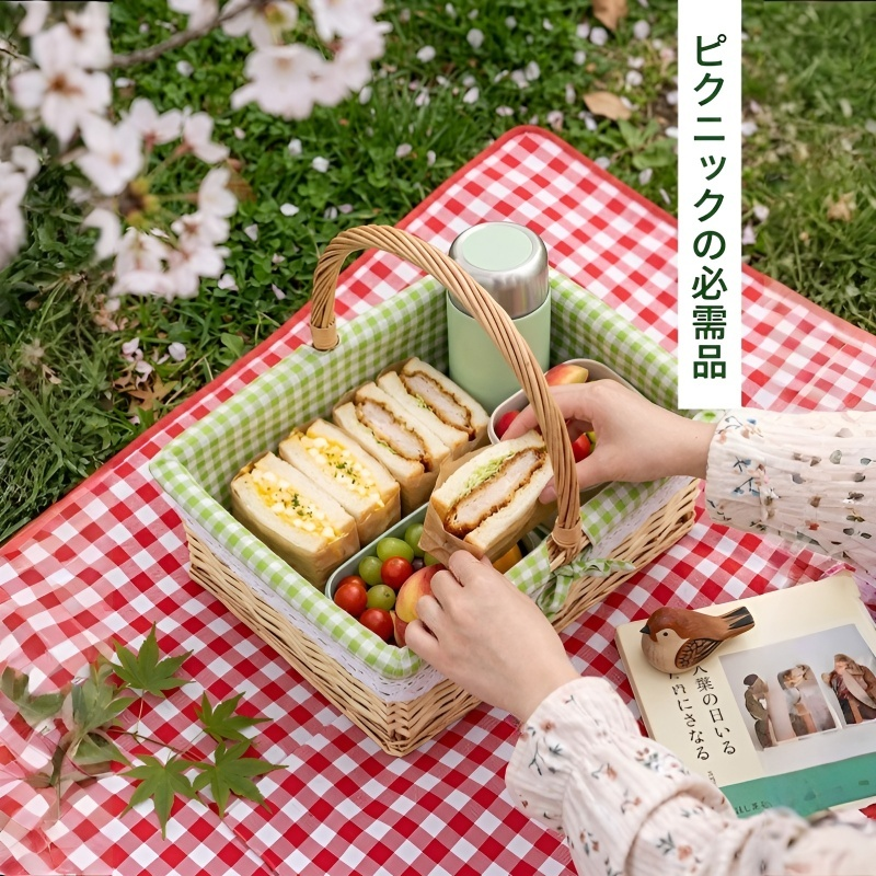 手持ち式の籐製フルーツバスケット