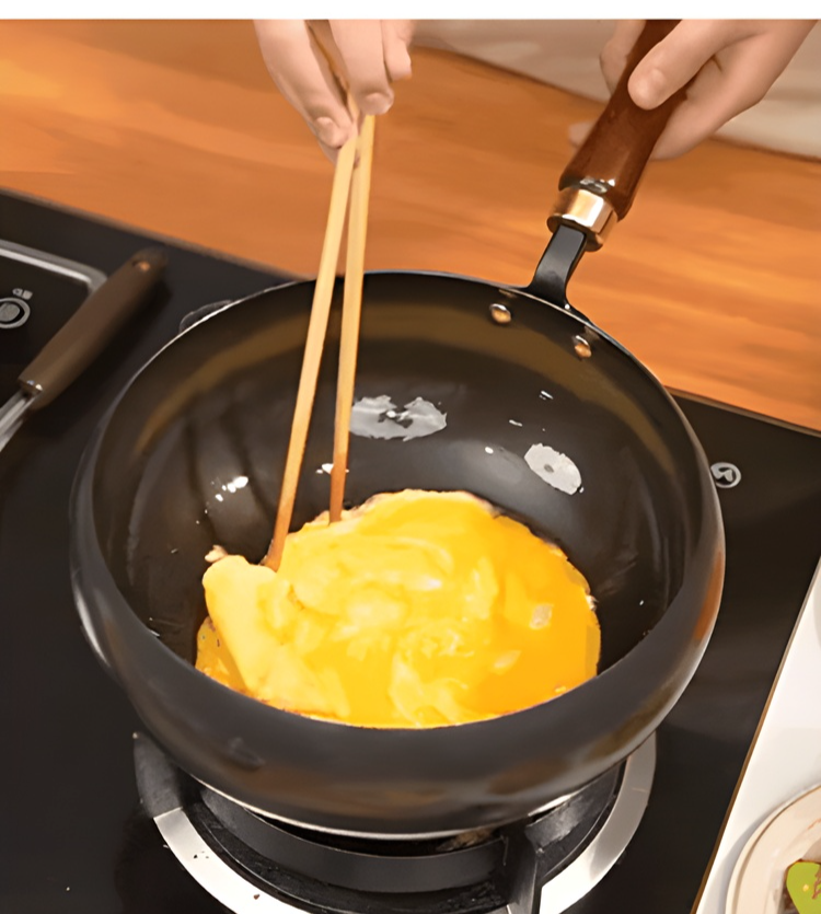 Cacerola de hierro fundido con textura martillada