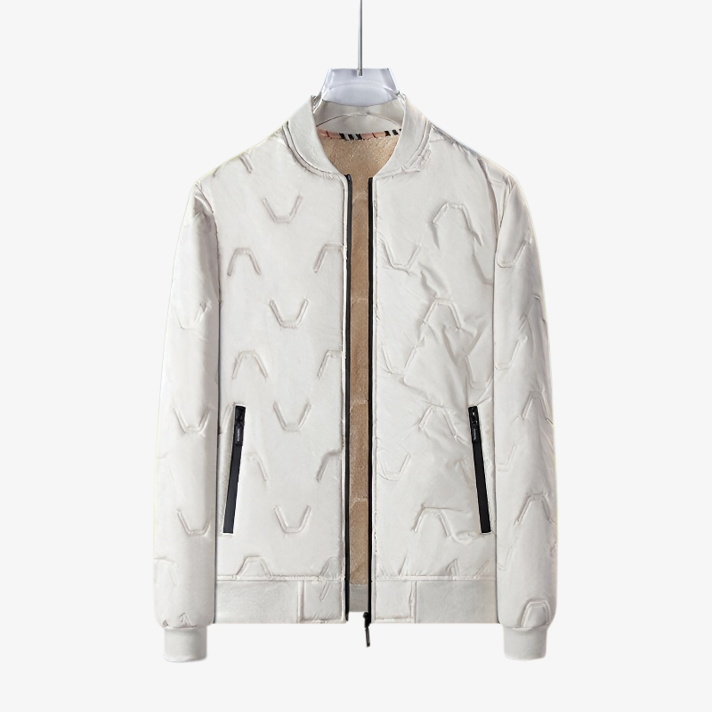 Vista trasera del abrigo de hombre tipo béisbol