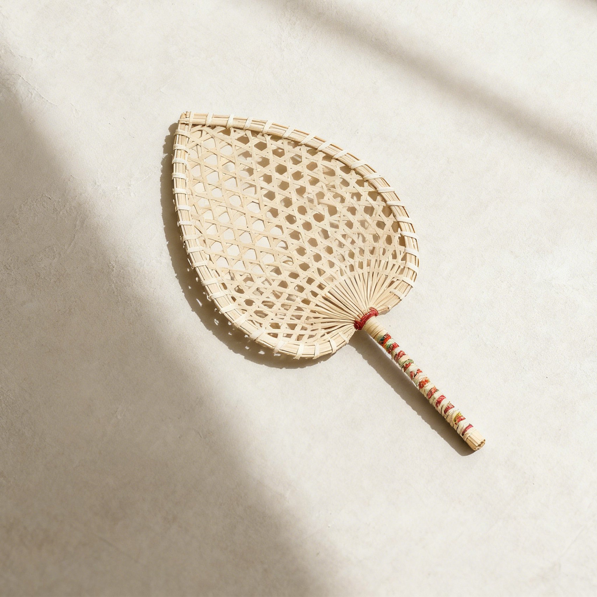 手作りの藤編みうちわのアップ写真