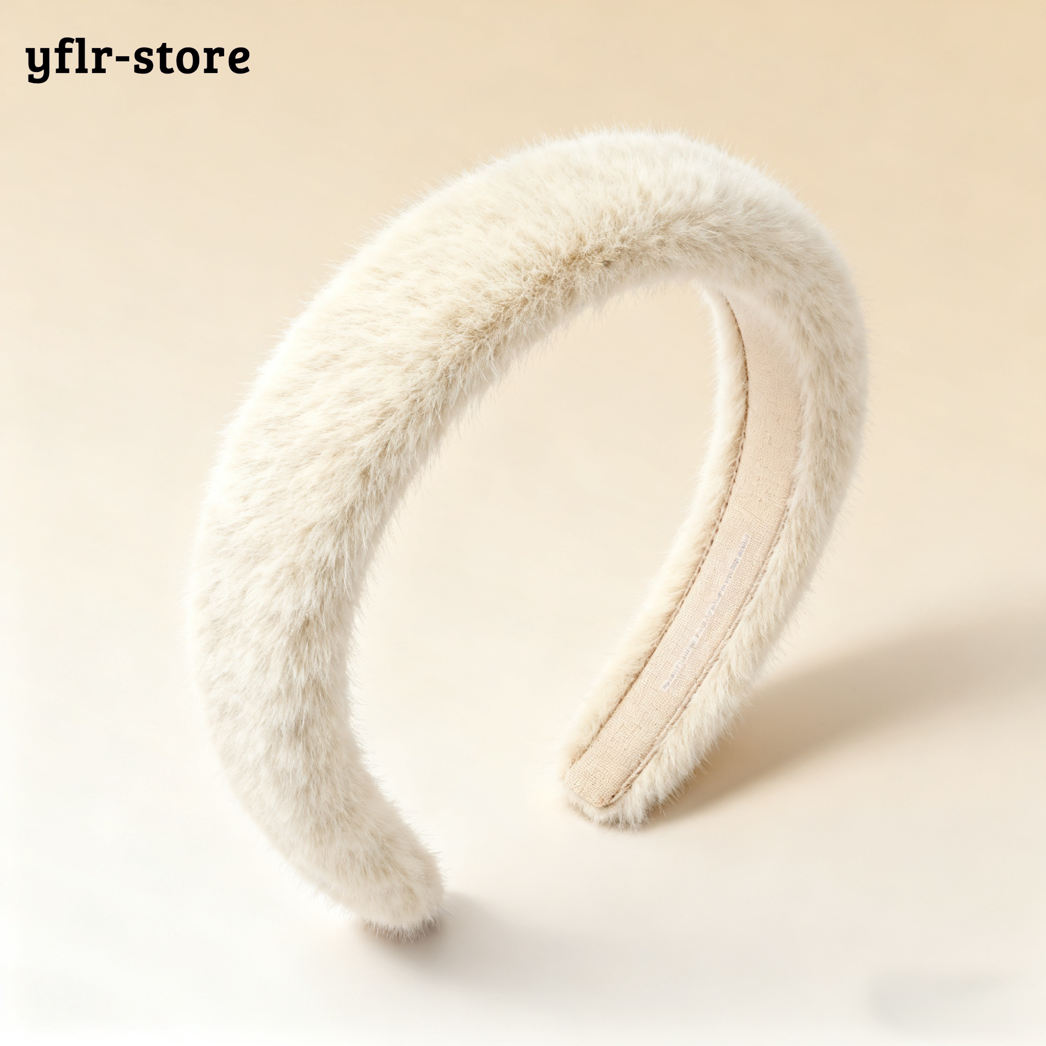 Detail kvalitní čelenky na vlasy s pinetkami