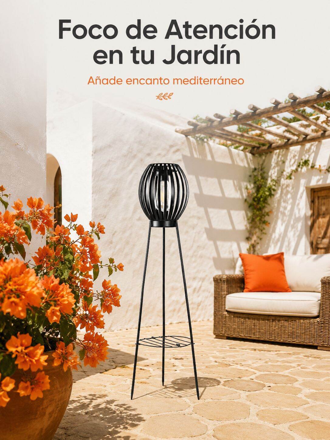 Lámpara solar de ambiente para jardín instalada en césped