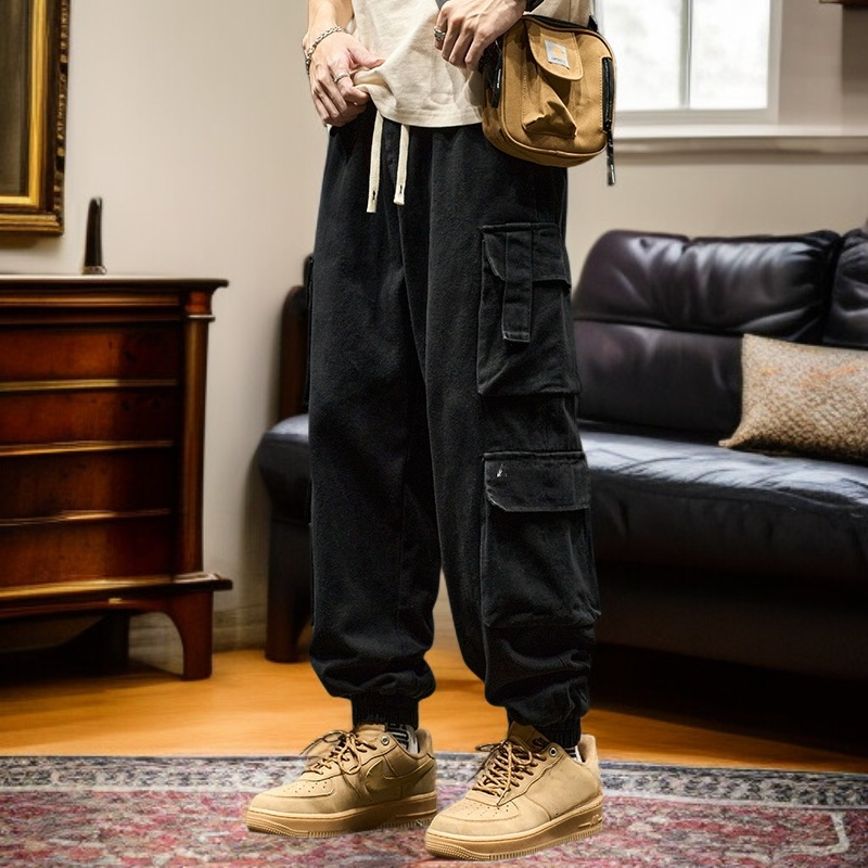 ドローストリング付き裾と複数のポケットを備えた、ゆったりとしたメンズカーゴパンツ