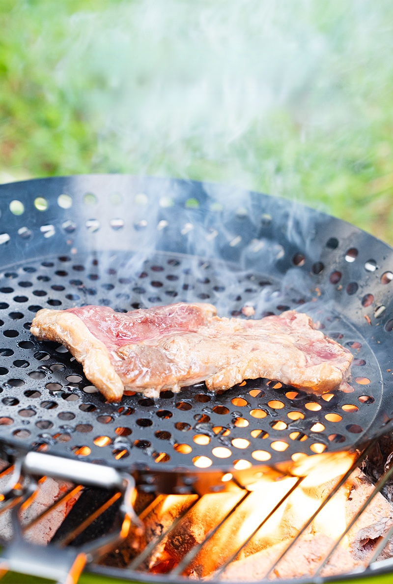 나무 손잡이가 달린 바베큐 불판