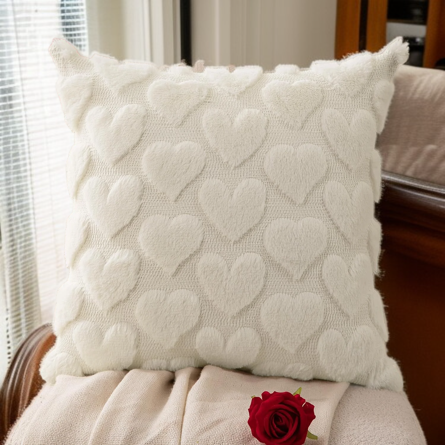 침실에 놓인 러블리 하트 베개 커버